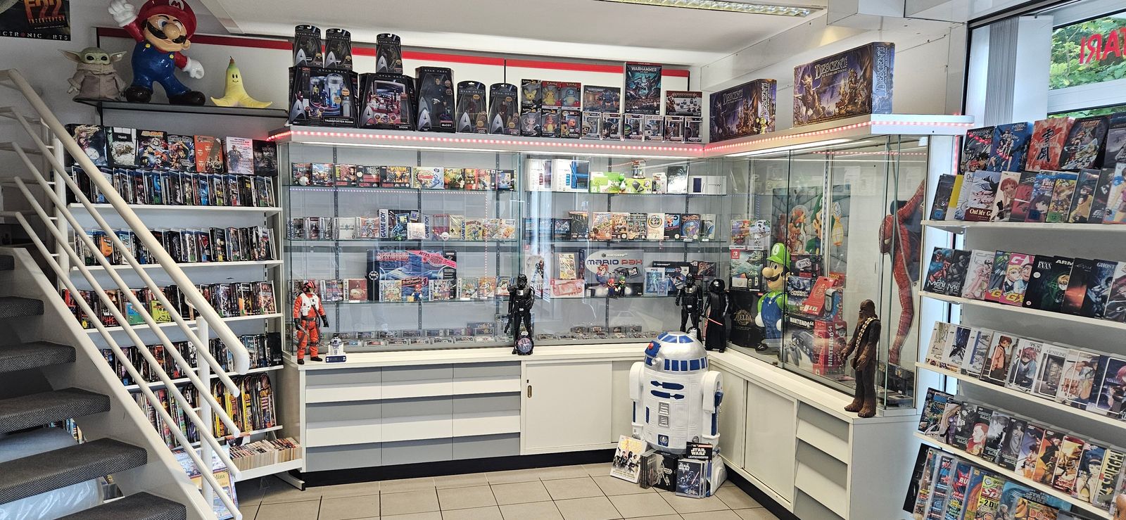 Tresen mit Vitrine und Sammlerstücken